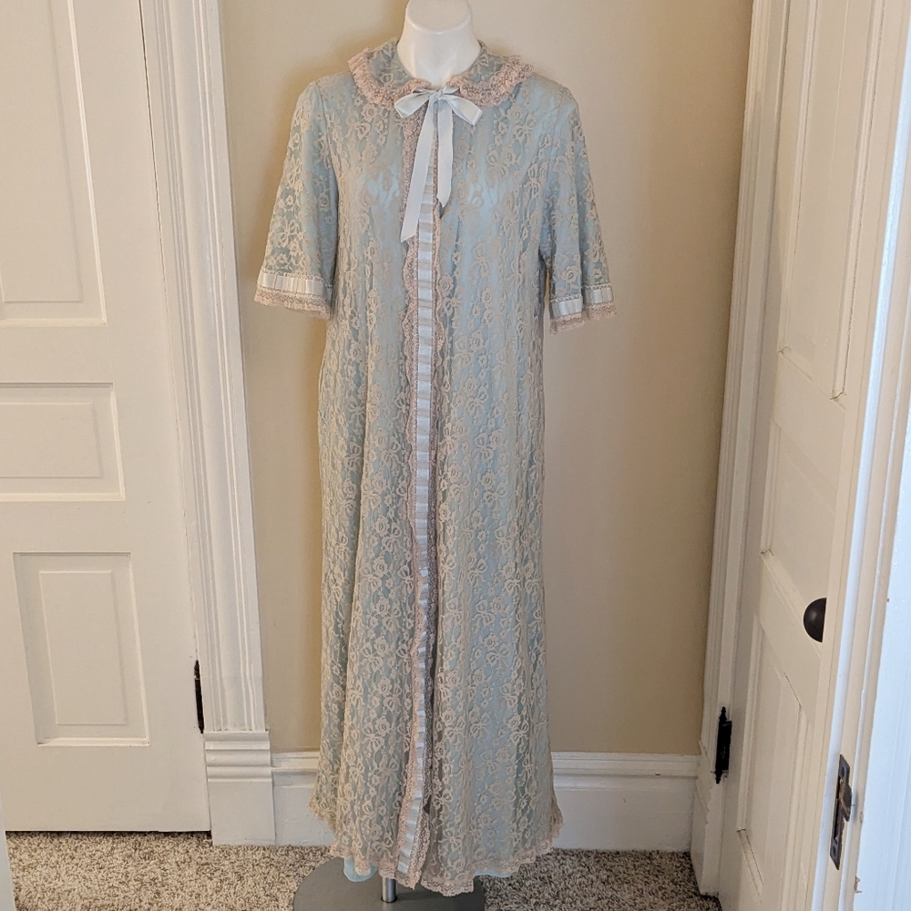 Vintage Montaldo's pale blue with cream lace robe size M